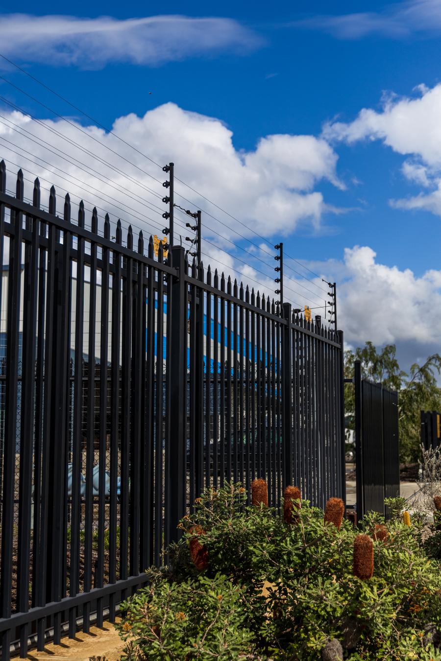 Garrison fence fitted with an electric fence top